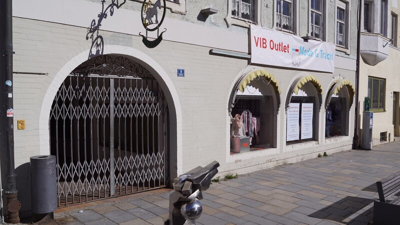 Hab und Gut, das Gebrauchtwarenhaus der Diakonie, war bislang Am Stadtplatz 9 in Vilsbiburg untergebracht. Das ist jetzt Geschichte. Dafür wirbt nun "VIB Outlet - Mode & Tracht" für eine Verkaufsaktion im März.
