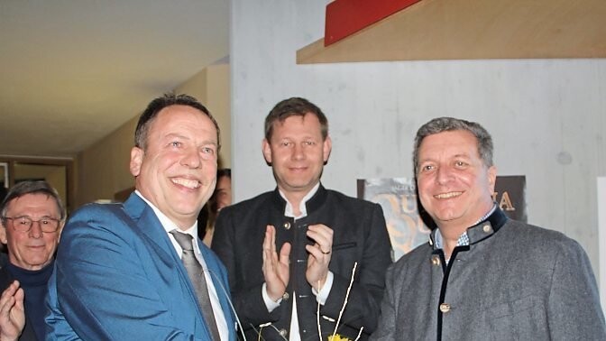 Einer der ersten Gratulanten: Staatsminister Christian Bernreiter freut sich mit Wahlsieger Siegfried Lobmeier (l.)