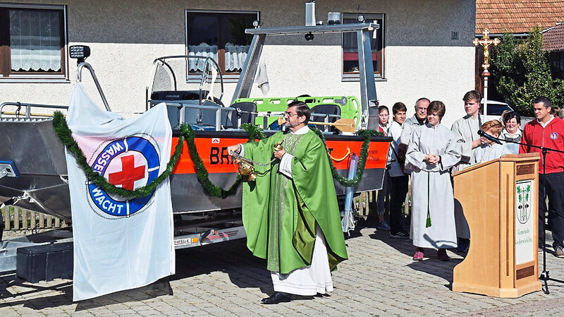 Pfarrer Franz Wiesner weiht das neue Einsatzboot.