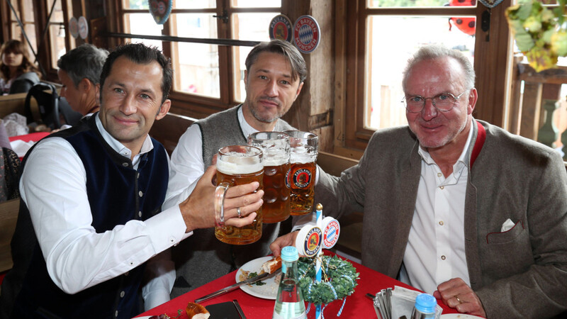 Hasan Salihamidzic, Niko Kovac und Karl-Heinz Rummenigge stießen am Sonntag pflichtbewusst auf der Wiesn an.