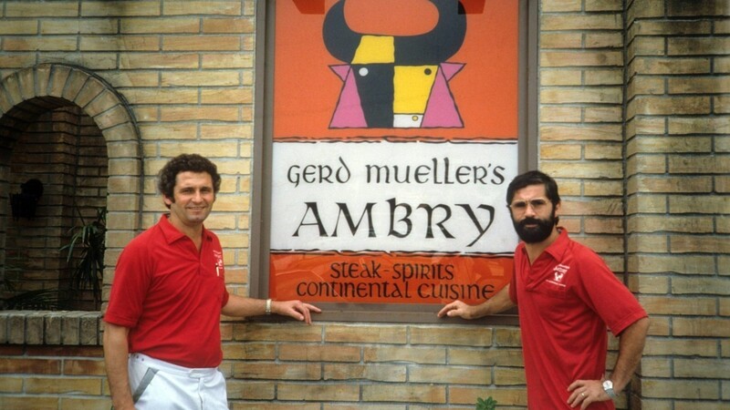 Das Restaurant im Jahr 1982: Gerd Müller und sein Geschäftspartner Hans Huber (l.) vor "Gerd Müller's Ambry".