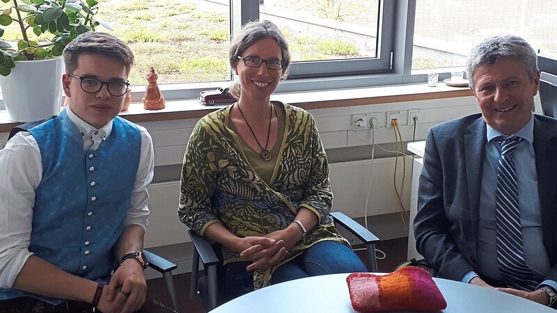 Timon Weißig kämpft für eine bessere Zukunft, neben ihm Lehrerin und Umweltbeauftragte Anita Goller und Realschuldirektor Karl-Heinz Mathy.