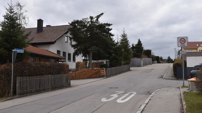 Sowohl in der Bergstraße (im Bild) als auch in der Sankt Theobald-Straße wird demnächst wieder eine Vorfahrtsregelung mit Verkehrsschildern gelten.