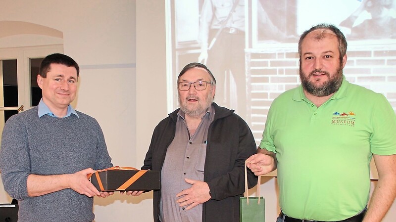 Jürgen Lampatzer (rechts) und Alois Nock (Mitte) bedankten sich beim Referenten Markus Alexander Meinke mit Präsenten.