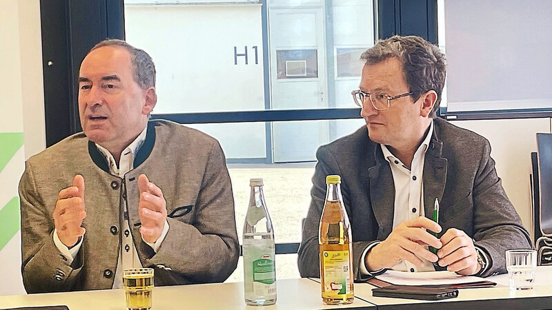 Mit vielen Themen zu seinem neuen Ressort ist Hubert Aiwanger (links) zur Diskussionsrunde, unter anderem mit dem Bezirkspräsidenten des Bayerischen Bauernverbands Siegfried Jäger, in die Landmaschinenschule nach Schönbrunn gekommen.