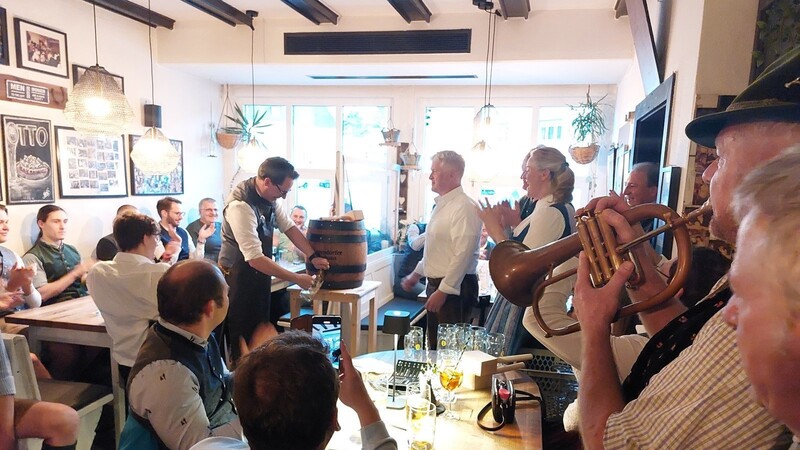 Oberbürgermeister Dr. Christian Moser zapfte am Samstag gekonnt das erste Fass mit dem Deggendorfer Doppelbock an.