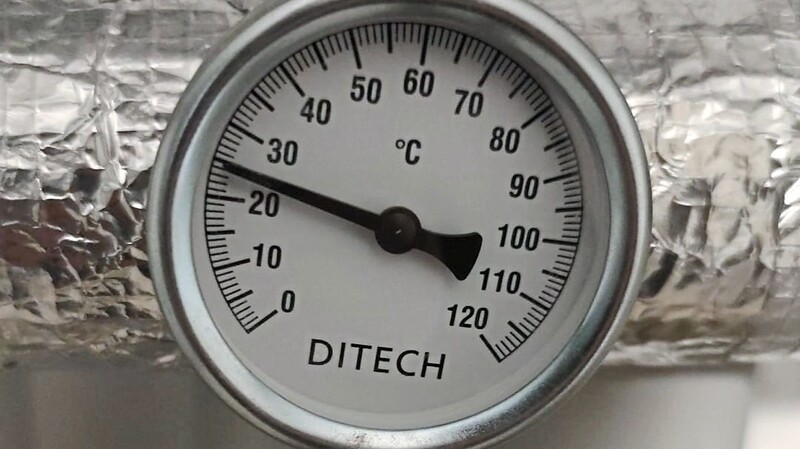 Am Sonntagabend, 21.45 Uhr, zeigte das Thermometer für die Fernwärmeeinspeisung im Haus bei Familie Vogl noch 25 Grad an, normalerweise steht der Zeiger bei rund 70 Grad.