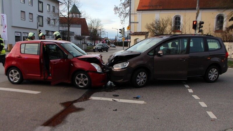 Im Kreuzungsbereich kam es am Montagnachmittag zur Kollision der beiden Fahrzeuge.