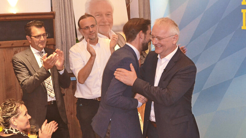 Der FDP-Generalsekretär und einzige FDP-Stadtrat Norbert Hoffmann war der erste Gratulant nach der einstimmig verlaufenen Wahl von Alexander Putz zum Kandidaten für die Oberbürgermeisterwahl.