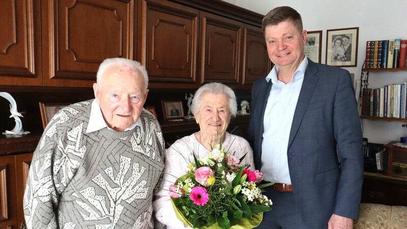 Bürgermeister Harald Stadler gratulierte dem Ehepaar Maria und Balthasar Glöckl, das seit 75 Jahren verheiratet ist.