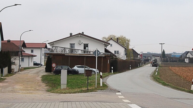 Die Lerchenstraße in Höfen wird ab Juni von Grund auf neu gemacht. Ob das auch für die Anliegerstraße (links) gilt, wird sich noch herausstellen.