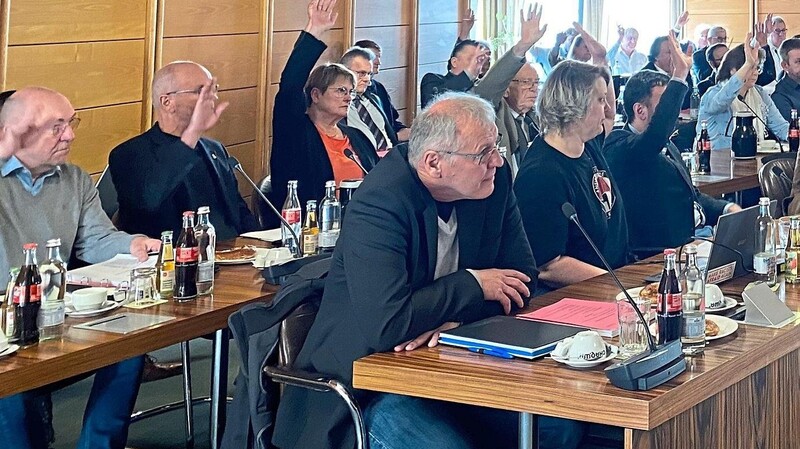 Uneinheitliches Abstimmungsverhalten in der AfD: Josef Lankes (rechts) stimmt nicht für den Haushalt, Peter Schmitt (links außen) hebt die Hand.