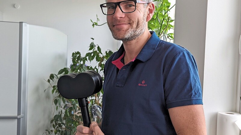 Professor Martin Schecklmann mit einer TMS-Spule.