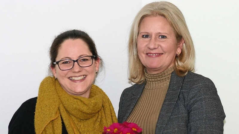 Blumen für Jessica Ginthör (li.): Bürgermeisterin Susanne Hoyer dankte ihr in der Sitzung des Gemeinderats für die erfolgreiche Arbeit.