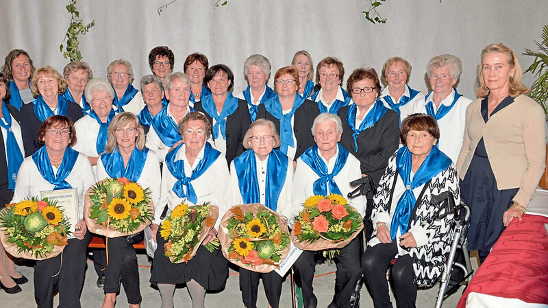 Große Freude bei den Geehrten, die für ihre langjährige Mitgliedschaft ausgezeichnet wurden, darunter Elfriede Niemeier mit der Goldnadel mit Stein und Angela Kern als Ehrenmitglied.