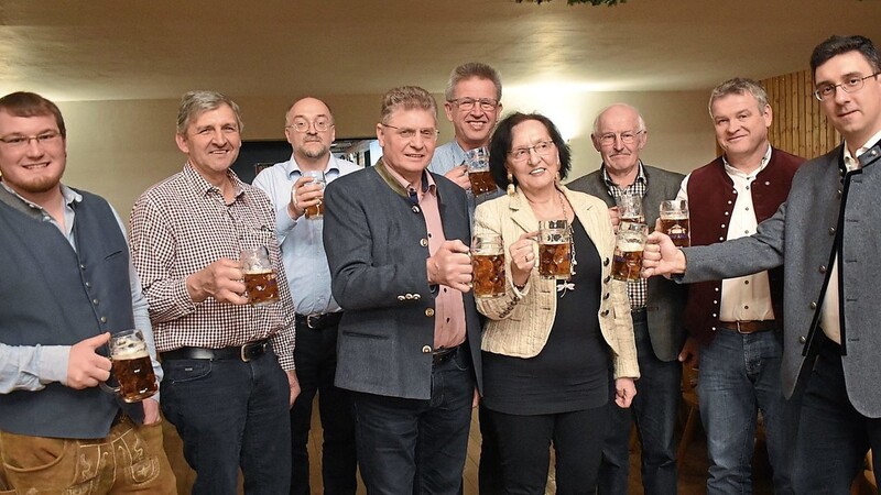 Bei der Bierprobe mit dem "Arcolator": die Vorstandschaft der CSU, die Vorstände der Brauereigenossenschaft und der Vertreter der Brauerei Graf Arco.