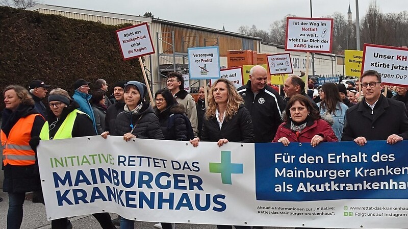 Die Initiative "Rettet das Mainburger Krankenhaus" führte die Demonstration mit Bürgermeister Helmut Fichtner an.