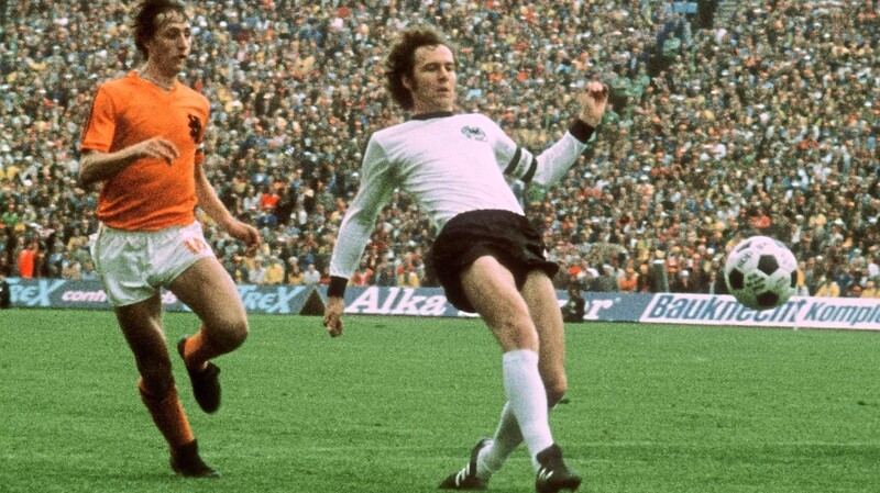 Stand dem ebenfalls bereits verstorbenen niederländischen Spielmacher Johan Cruyff (l.) in Sachen Ballkünste in nichts nach: Franz Beckenbauer (r.), hier im WM-Finale vor 50 Jahren - locker aus dem Fußgelenk.