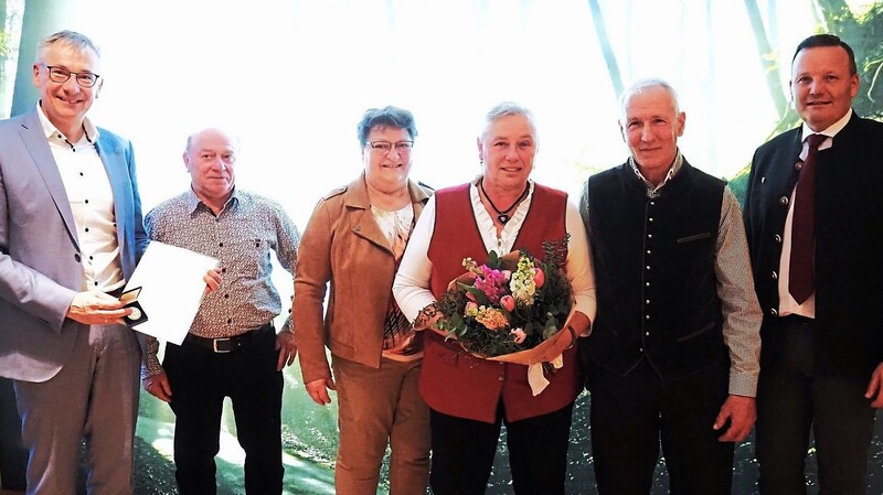 Maria Hofbauer mit Lebensgefährten Franz Geigenberger und den Freunden Franz und Barbara Hofbauer sowie Bürgermeister Gerald Rost und Landrat Werner Bumeder.