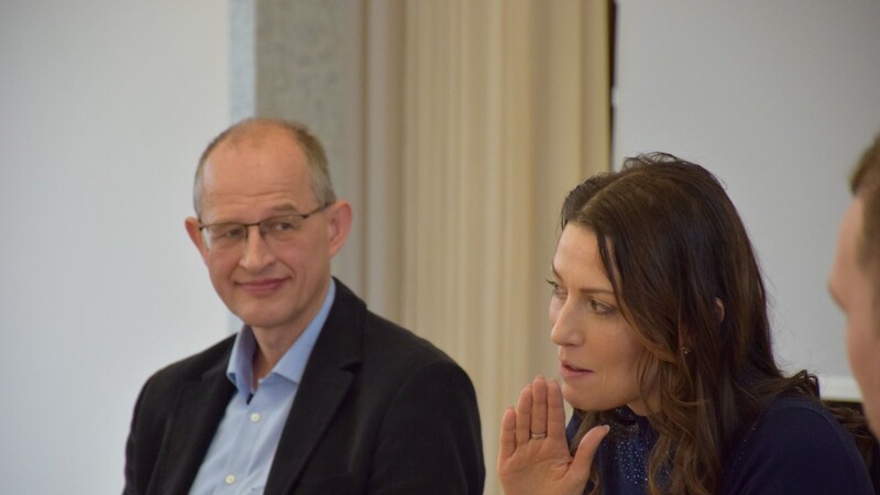 Nicole Bauer, Bundestagsabgeordnete der FDP, diskutierte auf Einladung von Schulleiter Michael Lobinger (l.) mit den Studierenden der Landshuter Ökoschule.