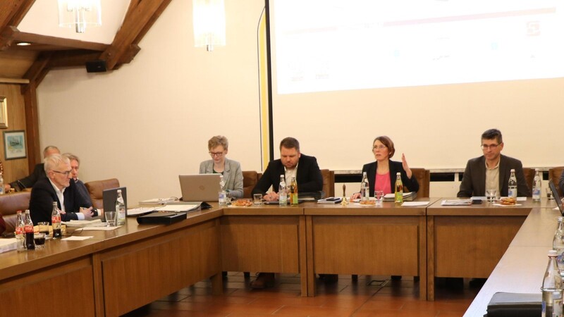 Das Stadtratsgremium tagte zum Haushalt 2024 im großen Sitzungssaal des Rathauses in Bogen.