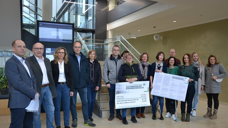 Michael Zenk (links), Annette Setzensack (3. v. l.) und einige Vertreter der Initiative "Rettet das Krankenhaus Mainburg" übergaben Landrat Martin Neumeyer (2. v. l.) vor Beginn der Kreistagssitzung an diesem Freitag in Kelheim eine Petition mit mehr als 27 000 Unterschriften zum Erhalt des Klinikstandorts in der Hopfenstadt.