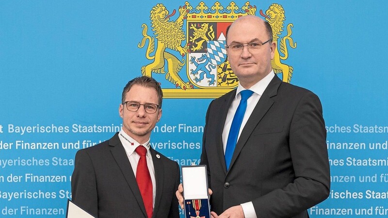 Tobias Muhr (links) und Heimatminister Albert Füracker bei der feierlichen Auszeichnung in Nürnberg.
