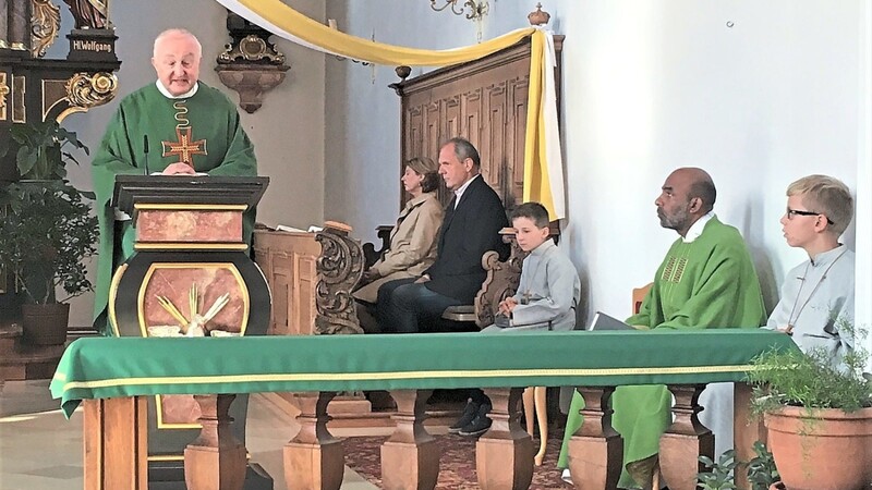 Dekan Anton Schober hielt am Sonntag das erste Hochamt nach sieben Wochen Beurlaubung durch das Bistum. Die Gemeinde bereitete ihm einen begeisterten Empfang.
