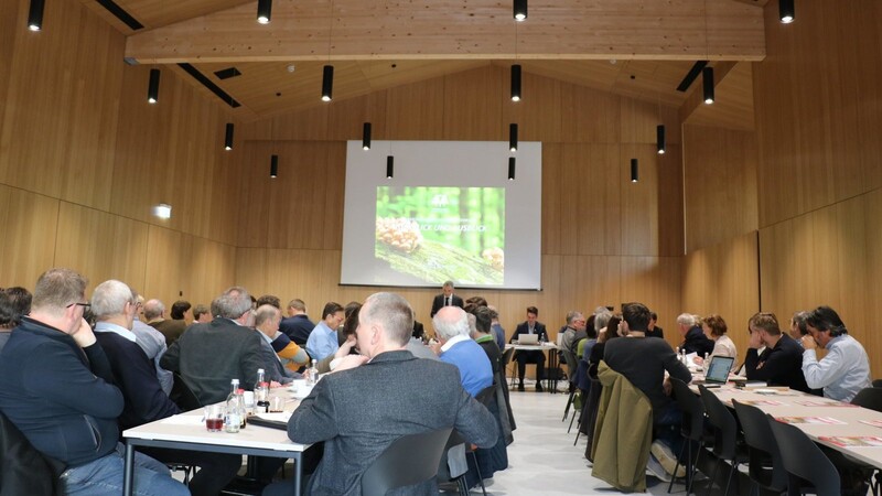 Erstmals wurde eine Kreistagssitzung im Saal des neuen Gemeindezentrums in Kirchdorf im Wald abgehalten. Der Landkreis Regen hat selbst keinen Sitzungssaal mehr - auch in Umstand, der mit dem Bau des Grünen Zentrums behoben werden konnte.