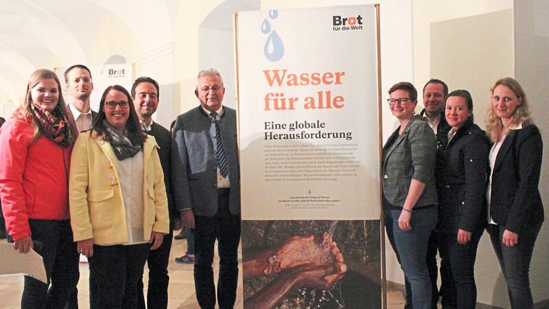 KJR-Vorsitzender Robert Dollmann (Vierter von links) und Landrat Josef Laumer (Fünfter von links) eröffneten im Rahmen der Kreisjugendringvollversammlung die Ausstellung "Wasser für alle" in der Jugendbildungsstätte Windberg.