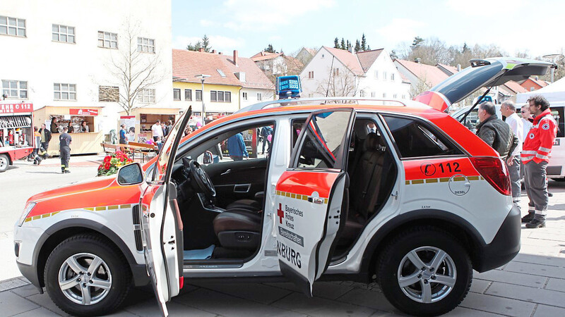 Als Einsatzfahrzeug für die "Helfer vor Ort" der BRK-Bereitschaft Rottenburg steht in Zukunft ein Opel Antara zur Verfügung. Er wurde beim Fastenmarkt gesegnet und wird demnächst in Dienst gestellt.