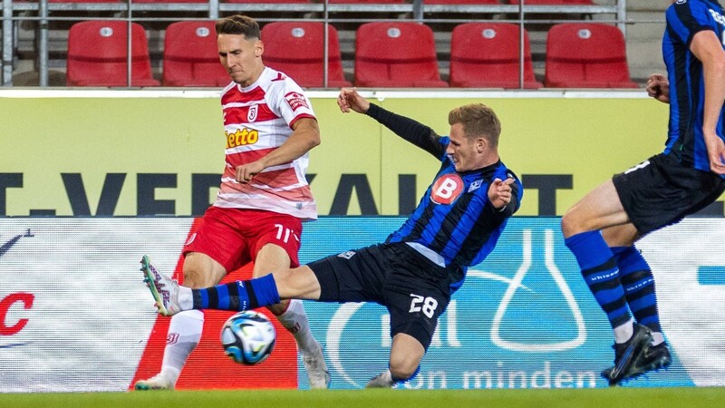 Im Oktober setzten sich die Regensburger zu Hause mit 2:0 gegen Mannheim durch. Vor allem Rechtsverteidiger Konrad Faber (l.) wusste damals zu überzeugen, steuerte auch einen Treffer bei.