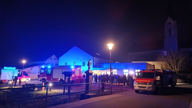 Würdiger Empfang: Begleitet von den Fahrzeugen der gemeindlichen Feuerwehren kam das neue TLF 3000 ST der Prackenbacher beim Bürgerhaus an und wurde bereits von einer Menschenmenge erwartet.  Foto: