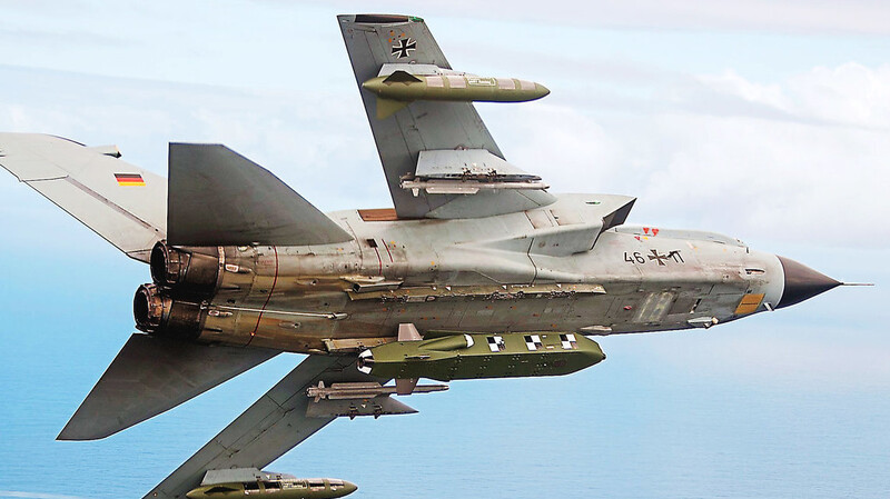 So tief lässt die Bundeswehr blicken: ein Tornado-Kampfjet bestückt mit dem Lenkflugkörper Taurus