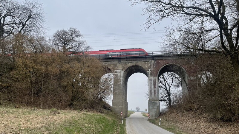 Das Viadukt mit Blickrichtung Bruckbach: Ein Teil wurde bereits mit Stahlbeton verstärkt beziehungsweise ersetzt.