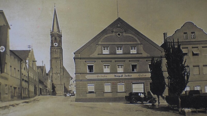 Die Fahne mit dem Hakenkreuz war auch am Geisenhausener Marktplatz allgegenwärtig, hier auf einem Foto, das etwa von 1944 stammt.