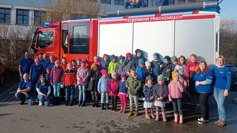 Rund 30 Kinder waren zum ersten Treffen der neu gegründeten Prackenbacher Kinderfeuerwehr Feuerfunken gekommen.
