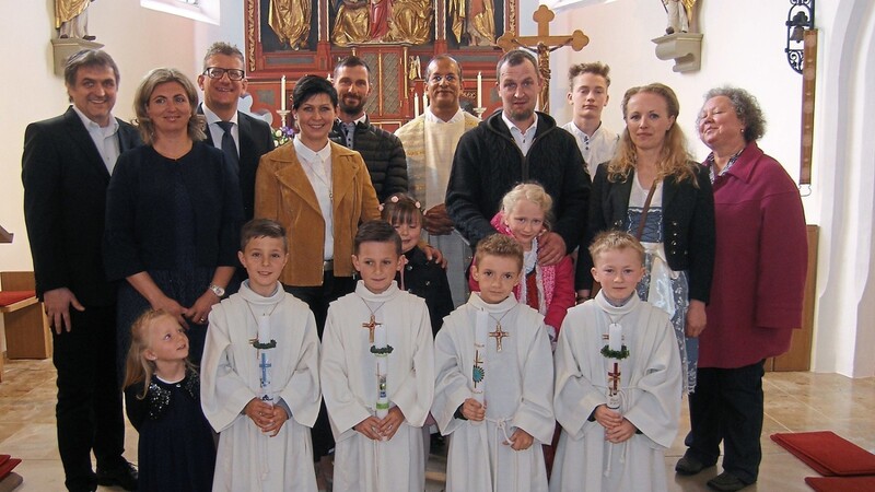 Die Erstkommunionkinder mit Pfarrvikar Pater Joshy, Pfarrgemeindereferentin Christine Hannes, ihren Eltern und Geschwistern.