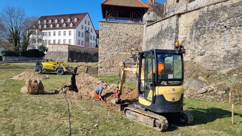 Im Burggraben bei der Bad Kötztinger Kirchenburg haben die Arbeiten begonnen.