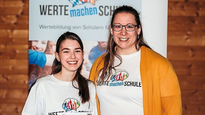 Marie Aumüller vom St.-Michaels-Gymnasium Metten und Daniela Rißmann vom Schullandheimwerk.