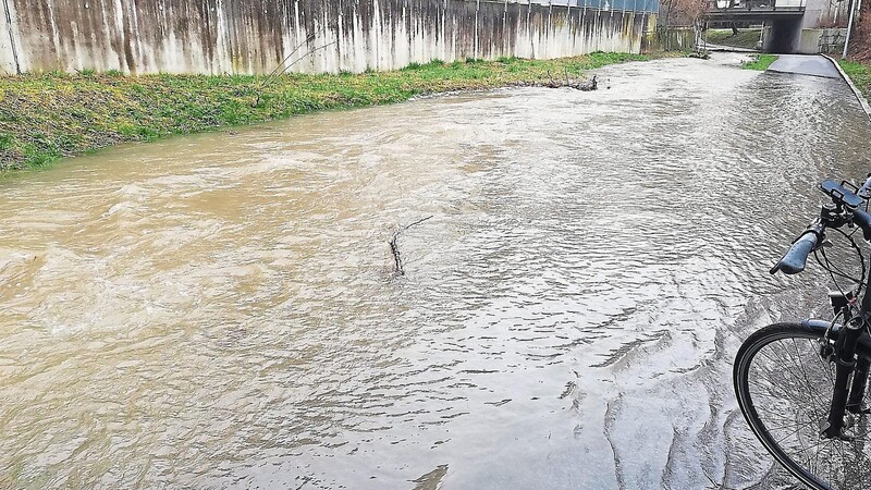 Wenn der Allachbach nach starken Regenfällen über sein Ufer tritt, überschwemmt er den unmittelbar daneben liegenden Geh- und Radweg. Wer als Radler in die überschwemmten Bereiche hineinfährt, riskiert nasse Zehen.