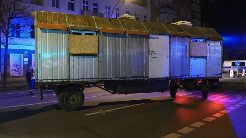 Der Bauwagen, der im Zuge der Fahndung nach den gesuchten Ex-RAF-Terroristen Staub und Garweg beschlagnahmt wurde, wird mittels eines THW-LKW abgeschleppt.