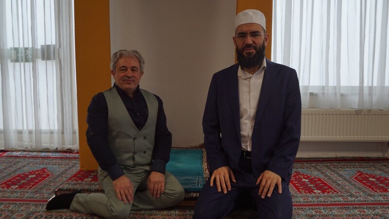Der Vorsitzende der Muslimgemeinde, Mustafa Ucar (links), und Imam Fatih Ercin im Gebetsraum der Moschee an der Frontenhausener Straße