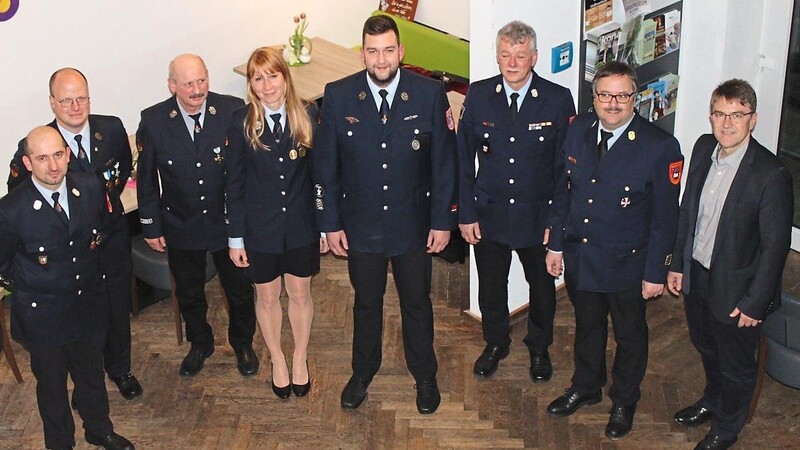 Lukas Weichs (Vierter von rechts) ist neuer stellvertretender Kommandant.