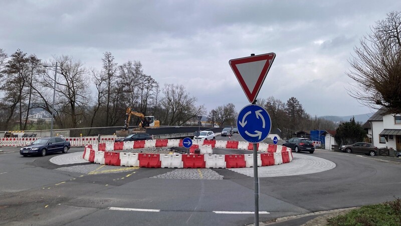 Momentan ist der Kreisverkehr in Janahof noch ein holpriges Provisorium. Um die Arbeiten abzuschließen, muss er nochmals knapp drei Wochen komplett gesperrt werden.