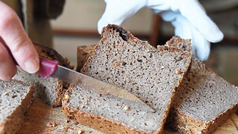 Glutenfreies Brot aus Buchweizen wird in einer Bäckerei aufgeschnitten. Immer mehr Menschen leiden an einer Gluten-Unverträglichkeit.