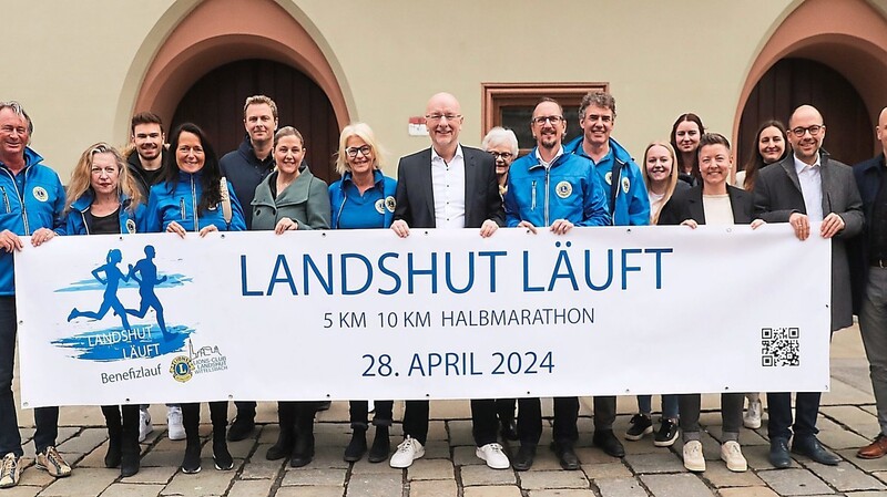 Oberbürgermeister Alexander Putz mit dem "Landshut läuft"-Organisationsteam und Sponsorenvertretern nach der Pressekonferenz am Dienstag.