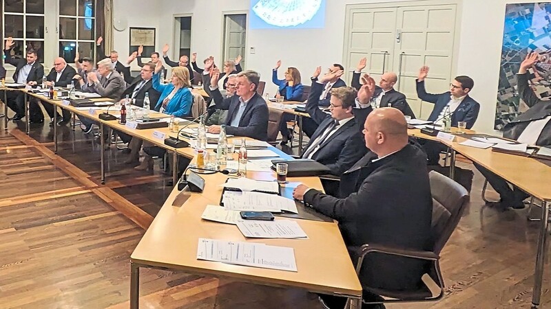 Eine Hand blieb unten: Stadtrat Gerhard Krampfl (3.v.l.) stimmte als einziger dem Haushaltsentwurf nicht zu
