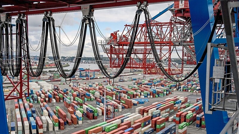 Container liegen im Hamburger Hafen zur Abfertigung bereit. Die Münchner Wirtschaftsforscher erwarten ein schwaches Wachstum.