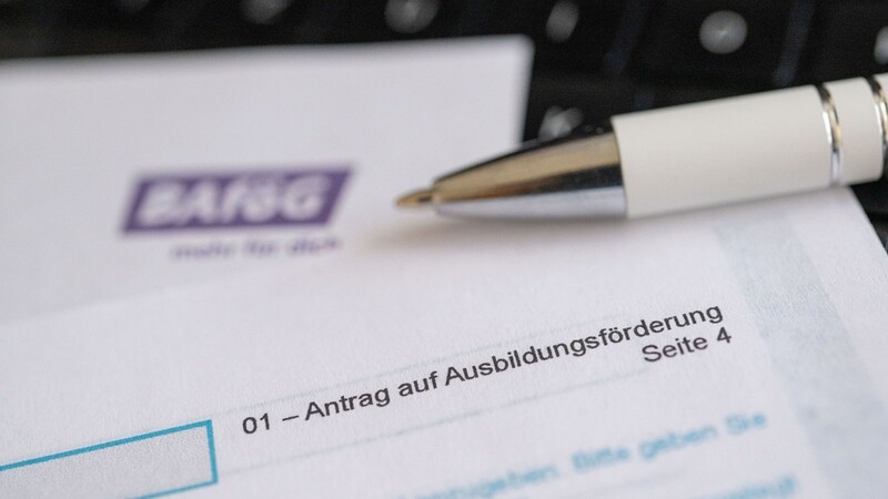 Ein Antrag auf Ausbildungsförderung nach dem Bundesausbildungsförderungsgesetz (BAföG) liegt auf einem Tisch. Das Bundesbildungsministerium hat einen ersten Entwurf für eine Bafög-Reform vorgelegt - und erntet dafür bereits Kritik.